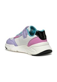 Sneaker con una toma superiore in mesh bianca, sovrapposizioni sintetiche viola e rosa, accenti turchesi e un tallone in vernice nera. Presenta una fascia in velcro.