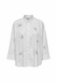 Camicia bianca con bottoni e maniche a tre quarti, caratterizzata da decorazioni argentate disposte in un motivo sparso su tutto il tessuto.