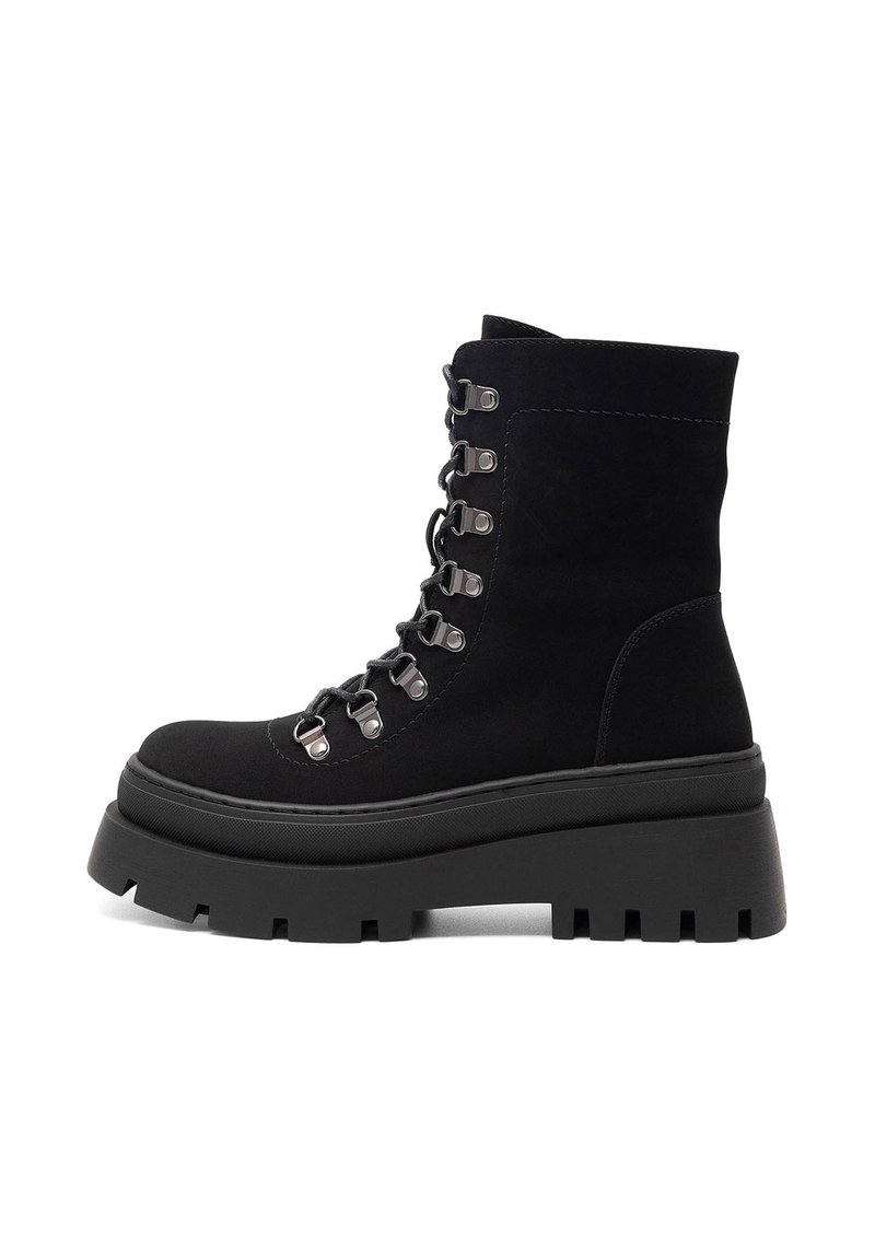Čierne členkové čižmy z velúru s hrubou gumovou podrážkou, s kovovými očkami a šnúrkami, výnimočne hrubou platformou a textúrovanými stranami.