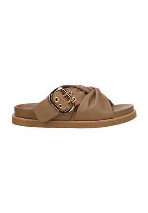 Brauner Lederslide-Sandal mit breitem gerafftem Riemen und großer goldfarbener Schnalle, flache Sohle, offene Zehenpartie, lässiges Design.