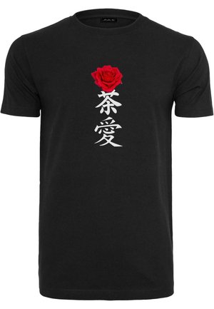 Sort bomulds T-shirt med et rødt rosegrafik og hvide asiatiske tegn centreret på forsiden. Korte ærmer og rund halsudskæring.