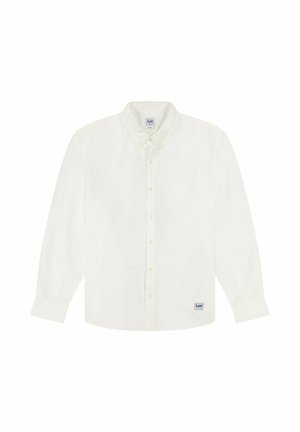 Miesten valkoinen pitkähihainen kauluksellinen nappipaita, jossa Lee-merkkilappu helman alareunassa, esillä tasaisena valkoisella taustalla.