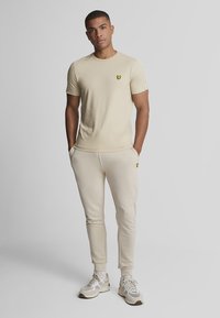 Lyle & Scott TAPE - T-shirt basic - w viaduct