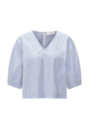 Biela blúzka s vertikálnymi modrými pásikmi, výstrih do V, trojštvrťové nafúknuté rukávy a zapínanie na zips vzadu.