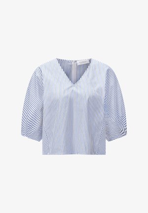 Fehér blúz függőleges kék csíkokkal, V-nyakkivágással, háromnegyedes puffos ujjakkal és hátul cipzáros lezárással.