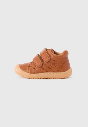 HALE V UNISEX - Sko med burretape - cognac