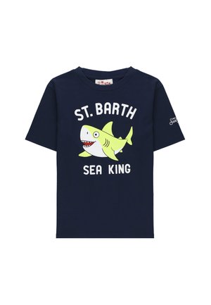 Maglietta blu navy con uno squalo giallo sorridente in stile cartone animato e la scritta "ST. BARTH SEA KING" sul davanti.