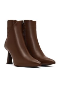 Bottines en cuir marron avec un bout pointu, fermeture éclair sur le côté et un talon haut effilé, présentant une texture lisse et un design épuré.