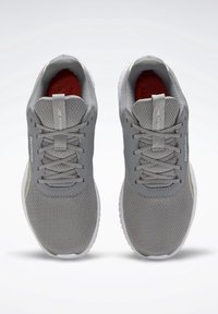 Paire de chaussures de course Reebok grises en tissu mesh, semelles blanches, lacets noués et semelles intérieures rouges, vue de dessus.