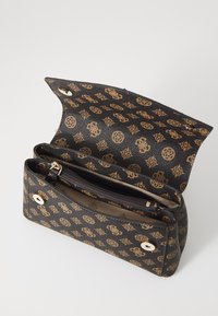 Borsa nera in pelle strutturata con stampa del logo dorato. Presenta una tasca interna con zip, chiusura superiore a scatto e una forma rettangolare ben definita.