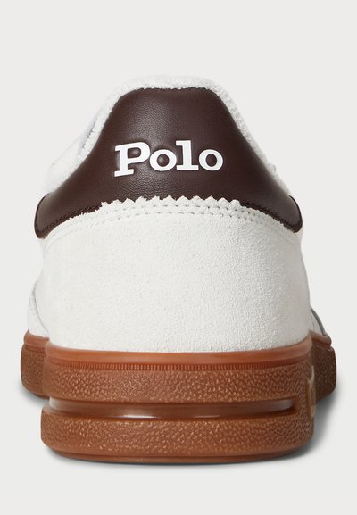 Bele semiš tene s podrobnostmi v rjavi usnjeni peti. Imajo "Polo" logotip v beli barvi. Gumijast podplat z teksturirano površino.