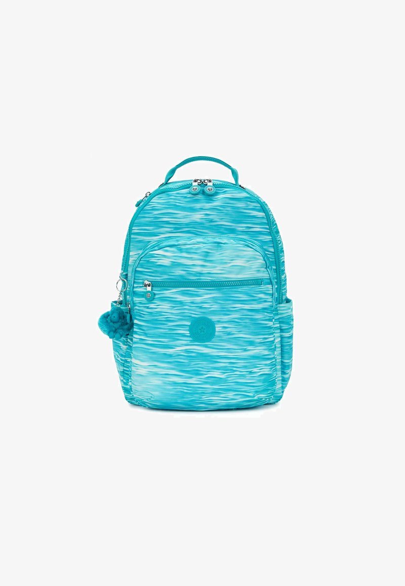 Mochila turquesa con un patrón de olas, que cuenta con un compartimento principal, un bolsillo frontal y un charm de peluche adjunto por el tirador de la cremallera.