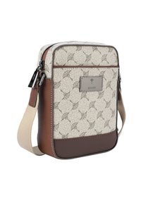 Mała torebka na ramię z beżowym strukturalnym wzorem, brązowymi skórzanymi wykończeniami, metalową płytką z logo, zamkiem błyskawicznym oraz regulowanym materiałowym paskiem.