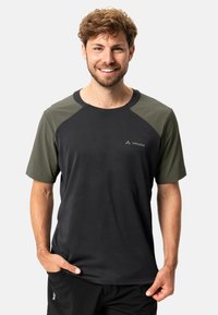 Camisa negra de manga corta con mangas raglán en verde oliva, hecha de material ligero, con un pequeño logo en el pecho.