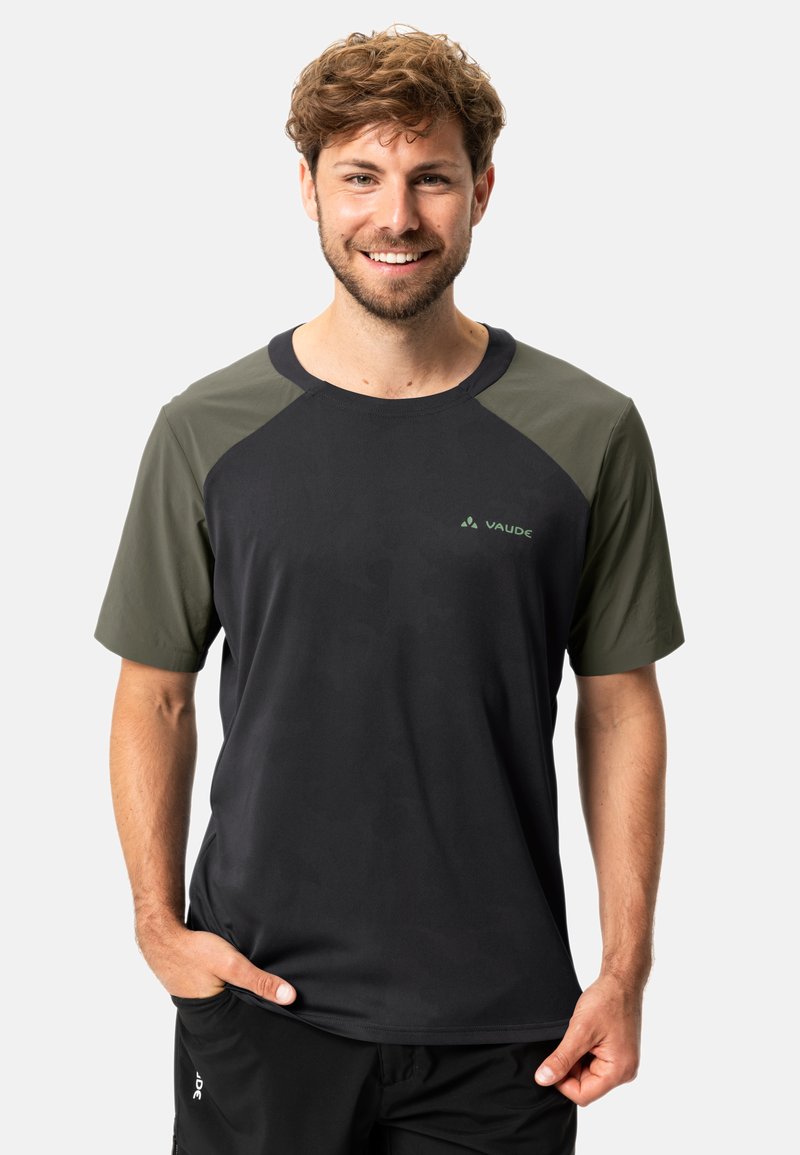 Camisa negra de manga corta con mangas raglán en verde oliva, hecha de material ligero, con un pequeño logo en el pecho.