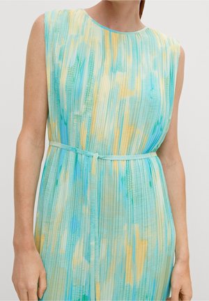 Vestido sin mangas con pliegues en tonos azules y amarillos, que presenta una cintura ajustada con un cinturón a juego y una tela suave y texturizada.