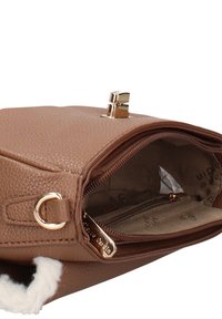 Borsa a mano in pelle marrone con texture, cerniera e chiusura dorate, parzialmente aperta che mostra l'interno in tessuto beige con testo stampato.