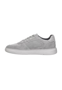 Grijze suède sneakers met een gestructureerd design, voorzien van een contrasterende witte rubberen zool en lichtgrijze veters. Minimalistische stijl.