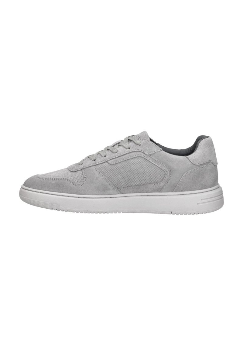 Grijze suède sneakers met een gestructureerd design, voorzien van een contrasterende witte rubberen zool en lichtgrijze veters. Minimalistische stijl.