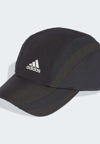 Crna sportska kapa izrađena od laganog materijala, s elegantnim panelima, zakrivljenim vizirом i bijelim Adidas logotipom sprijeda.