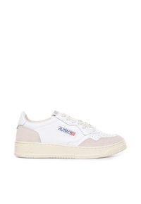 Zapatillas deportivas de cuero blanco con acentos de ante gris, puntera perforada y un parche de logo azul. Cuenta con cordones planos y una suela de goma texturizada.