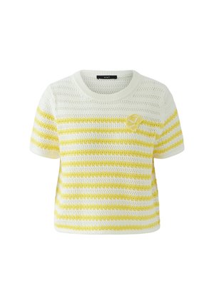 Weißes kurzärmeliges Stricktop mit horizontalen gelben Streifen und rundem Ausschnitt, mit einer gelben runden dekorativen Brosche auf der Brust.