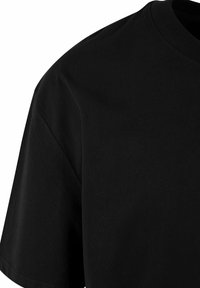 Sort bomulds T-shirt med rund hals og korte ærmer, med en glat tekstur og minimale syninger. Ingen bemærkelsesværdige mønstre.