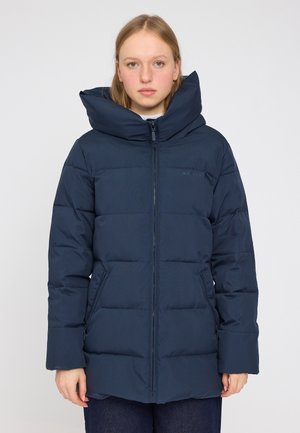 Dunkelblaues Steppjacke mit hohem Kragen und Kapuze, ausgestattet mit einem frontalen Reißverschluss und zwei seitlichen Taschen, gestepptem Muster und kastiger Form.