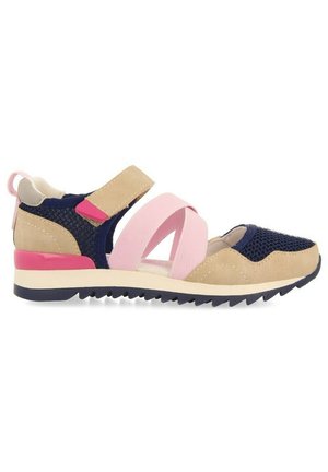 Zapato deportivo con una combinación de gamuza color topo, malla azul marino y correas elásticas rosas. Presenta una suela texturizada y un talón acolchado para mayor comodidad.