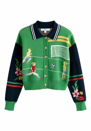 Grüner und marineblauer Cardigan mit gestreiftem Kragen, Knopfleiste, floralen Ärmeldetails und einem Fußball-Motiv mit Spielern, Ball und Tor auf der Vorderseite.