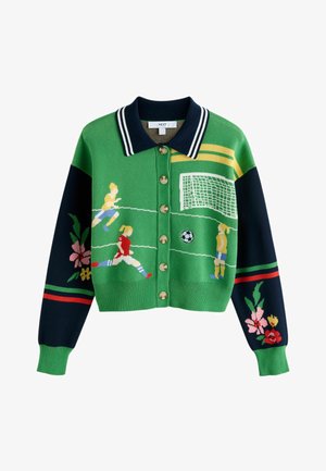 Grüner und marineblauer Cardigan mit gestreiftem Kragen, Knopfleiste, floralen Ärmeldetails und einem Fußball-Motiv mit Spielern, Ball und Tor auf der Vorderseite.