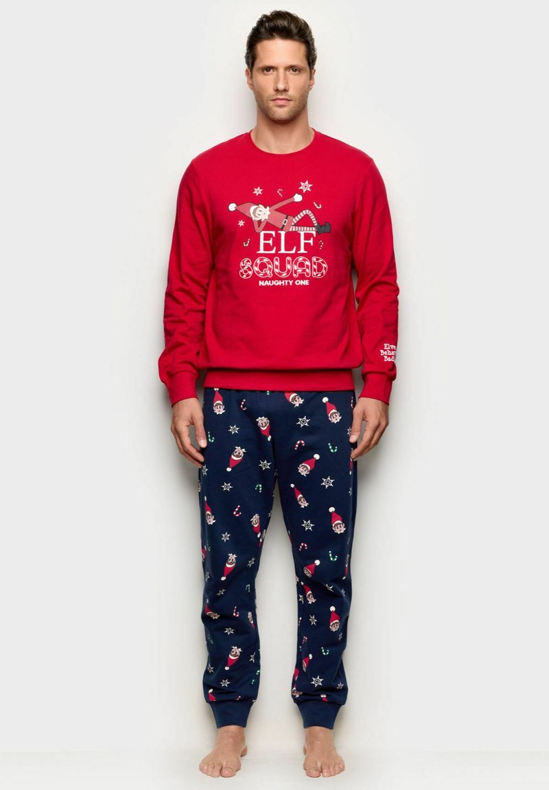 Rød bomulds sweatshirts med "ELF SQUAD" grafik, parret med marineblå pyjamabukser med nisse- og snefnugmønstre.