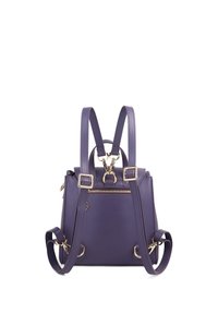 Zaino in pelle viola con doppi spallacci regolabili, dettagli in metallo dorato e tasca frontale con zip. Design strutturato con una base piatta.