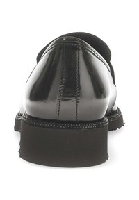 Zwarte lakleren schoenen met een ronde vorm, lage rubberen zool en kenmerkende stiksels aan de achterkant, ontworpen voor formele gelegenheid.