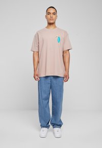 Upscale by Mister Tee CALIFORNIA MOTEL  - T-Shirt print - duskrose