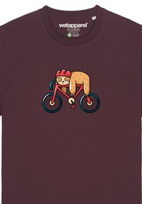 Bordeaux T-shirt met een cartoon-otter op een fiets. De otter draagt een rode helm, heeft gedetailleerd vacht en unieke kleuren voor de fiets.