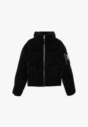 Musta lyhyt toppatakki, jossa on korkea kaulus, vetoketjullinen etuosa ja kaksi etutaskua; sivuvarretaskussa metallinen koriste.