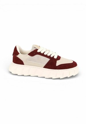 Niedriger Sneaker mit dicker weißer Sohle, beigem Obermaterial und dunkelroten Wildleder-Akzenten, mit weißen Schnürsenkeln und gepolstertem Kragen.