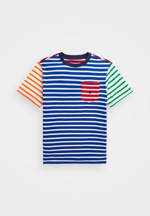 T-shirt à manches courtes avec des rayures horizontales bleues et blanches, une manche gauche rayée orange et blanche, une manche droite rayée verte et blanche, et une poche rayée rouge et blanche.