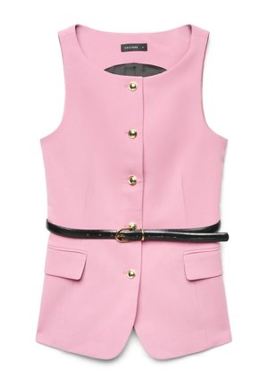 Veste sans manches rose avec boutons dorés, poches à rabat et une fine ceinture noire avec une boucle dorée à la taille.