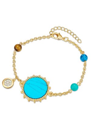 Pulsera en tono dorado que presenta una gran piedra de turquesa con un diseño veteado, intercalada con cuentas de colores y un pequeño charm de cristal.