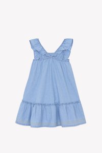 Lyseblå chambray-kjole med volangstropper, samlet midje og lagdelt nederkant. Har dekorativ brodering langs nederste kant.