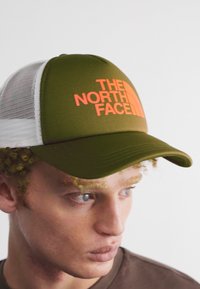 The North Face TNF LOGO TRUCKER - Naģene - forest olive/orange/white