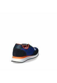 Sneaker blu in suede e tessuto con un accento arancione sulla suola. Presenta una striscia bianca e lacci neri. Design del retro leggermente arrotondato.