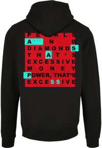Sudadera negra con un gráfico cuadrado rojo y turquesa que muestra texto negro disperso sobre el exceso de dinero, poder, perlas, diamantes y éxito.