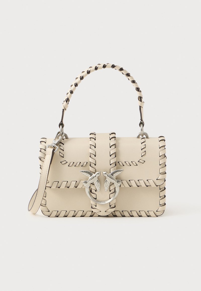 Tej bőr női táska bonyolult fonott díszítéssel, kerek ezüst csattal, amelyen két madármotívum található, és egy rövid fonott füllel.
