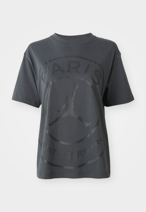 Tmavošedé bavlnené tričko s okrúhlym výstrihom, s odrazovým logom Paríža a grafikou Jumpman v strede. Voľný a pohodlný strih.