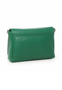 Borsa a mano in pelle verde con forma rettangolare e chiusura a pattina. Presenta una texture liscia e un design minimalista. Accenti in hardware dorato.