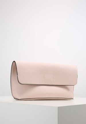 Světlé růžové kožené psaníčko s texturovaným povrchem a přeloženým klopou, ležící na bílém podstavci na jednobarevném pozadí.