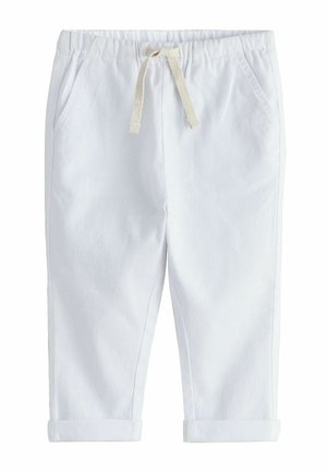 Weiße Baumwollhose mit Kordelzug am Bund, ausgestattet mit zwei Seitentaschen und hochgekrempelten Säumen. Glatte Textur, leichtes Design.